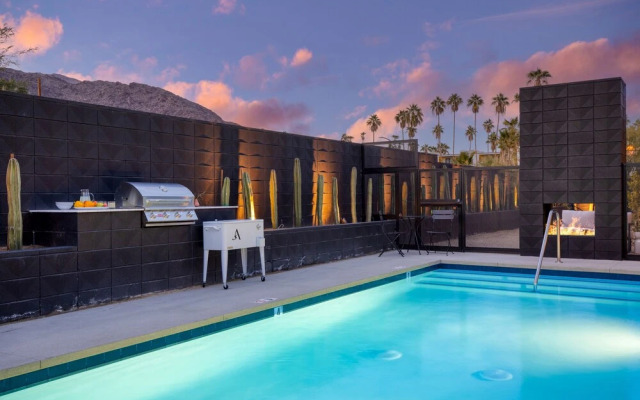 Blackhaus Suites by AvantStay – Modern Comfort in Downtown Palm Springs