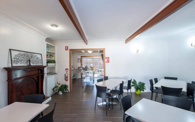 Jacaranda Place Motor Inn
