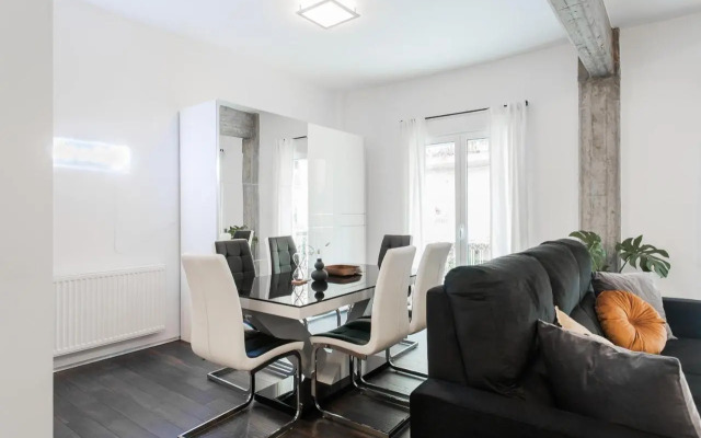 Industrial 1BR Apartment in Ampelokipoi Area by UPSTREET