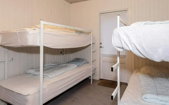 Holiday Home With Shared Kitchen & Bathroom