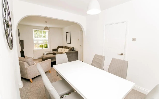 New City House, Great Location - With Parking