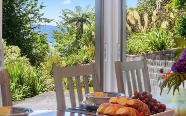 FlaxWater Bach - Lake Tarawera Holiday Home