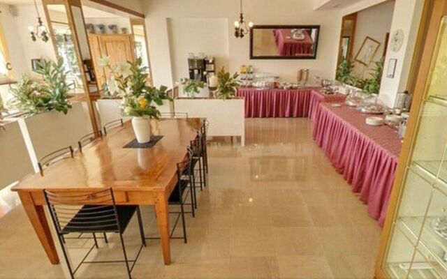 Ascona Lodge, Pool & Garden Retreat