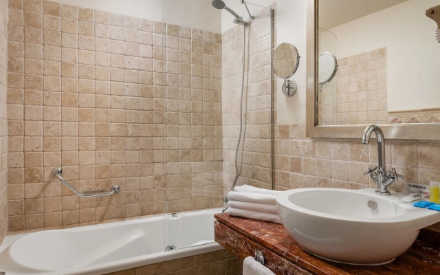 Hotel  YIT La Casona del Arco