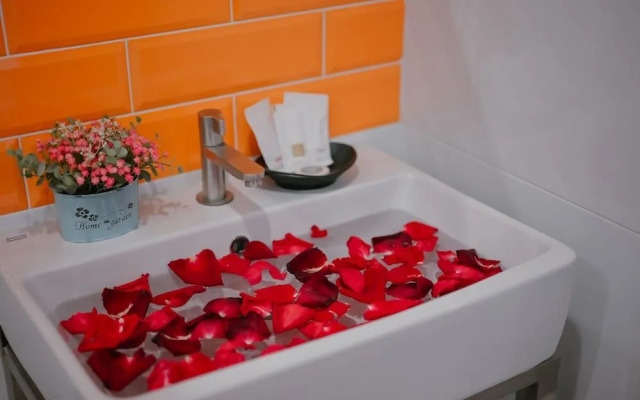 The Iconic Don Mueang by Andacura