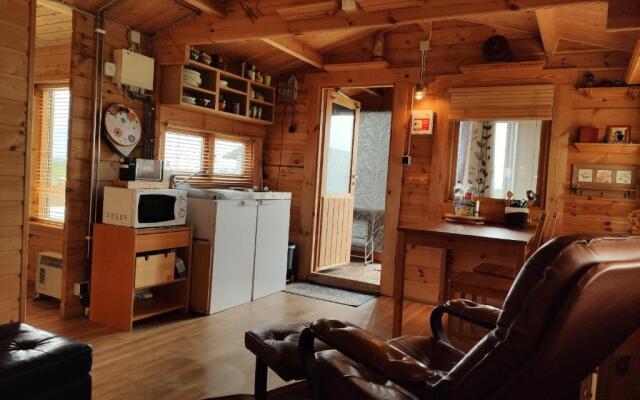 Cosy Cabin by Lake & Woods with Views