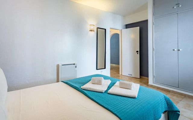 Charming Beachside Apartment w/ Pool by LovelyStay