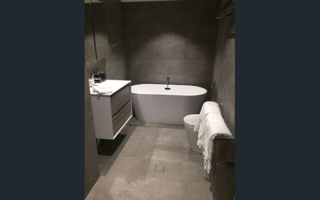 2 Bedroom Darling Harbour Apartment