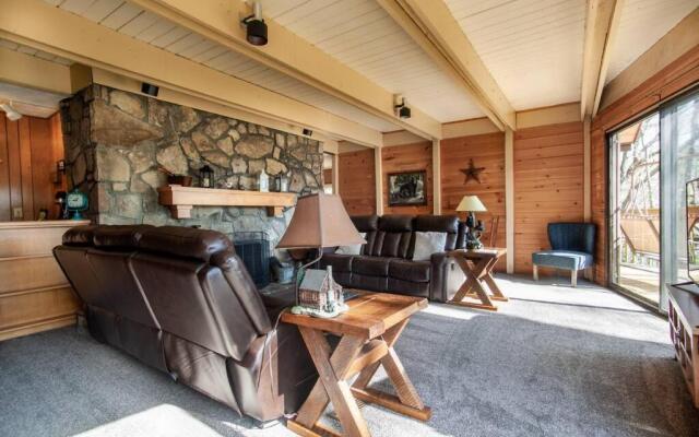 Bear View Chalet with hot tub and near Ober