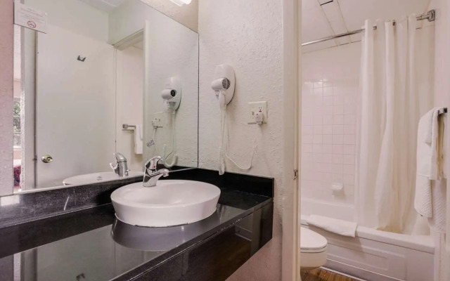 Econo Lodge Inn & Suites