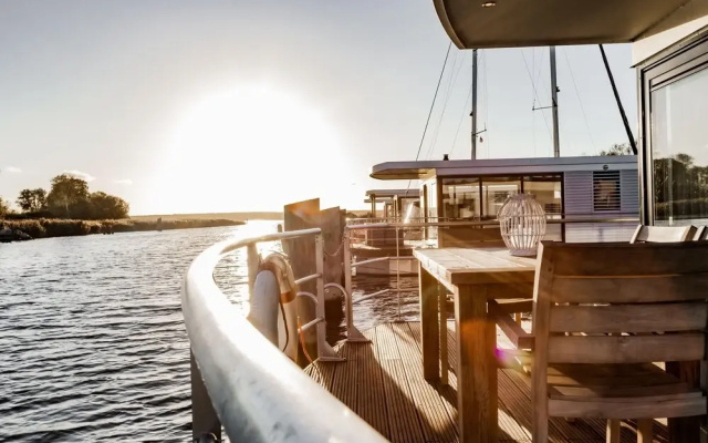 Modern Houseboat for 4 Guests