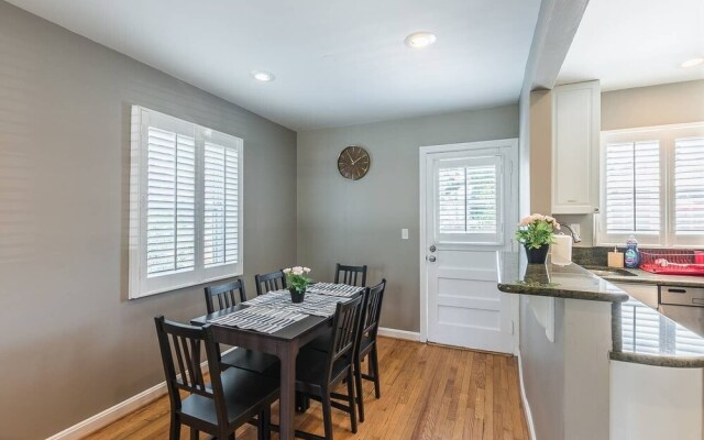 Luxurious 3br 2ba Townhouse with cozy backyard