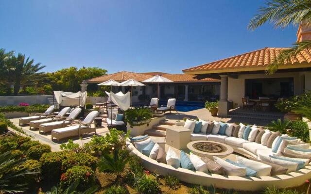 Expansive Villa with Grand Pool Patio, 16-Person Jacuzzi and Perfect for Large Groups