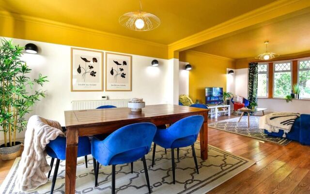 House - Sleeps up to 9 & Free Parking