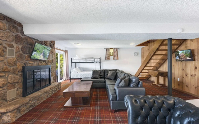 Boondock Bliss - Lakefront, Private Dock Sleeps 15!