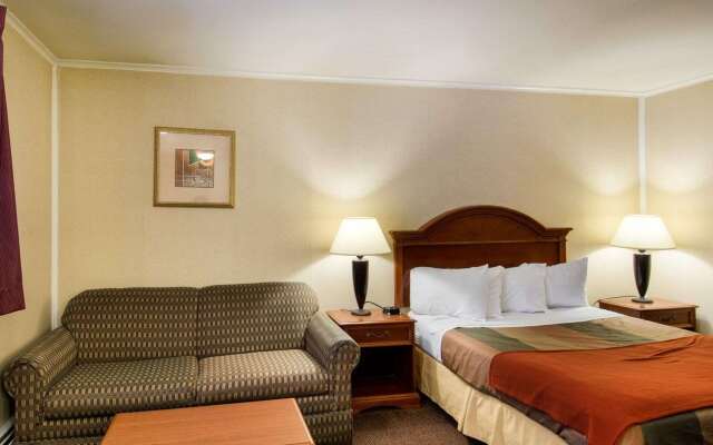 Econo Lodge Inn & Suites