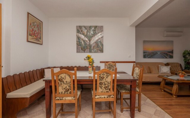 Nice Home in Makarska With Wifi and 3 Bedrooms