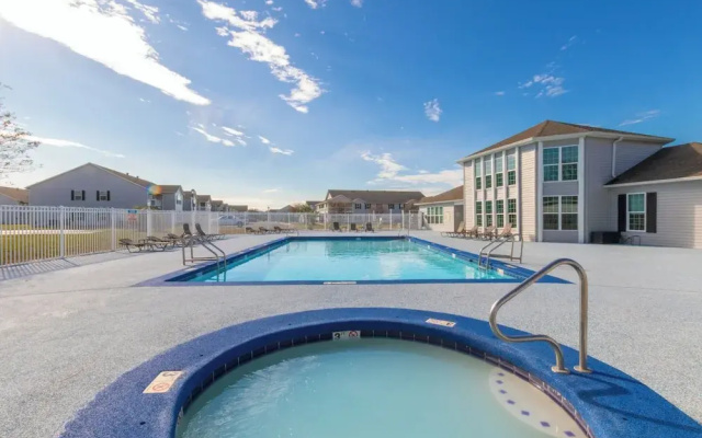 Colony Club E1