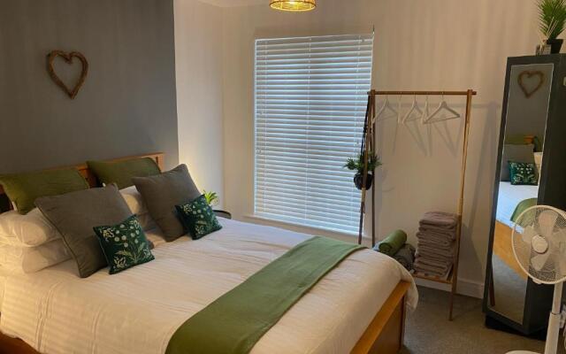 Trendy City Centre Hull Sleeps 2 or 4 with Free Secure Parking Traveller Award 2023