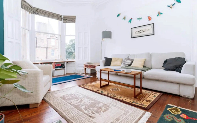 Spacious 3 Bedroom Flat in Edinburgh