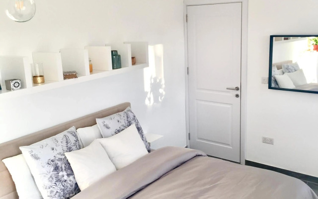 Deluxe Penthouse Charming Location Rooftop Views