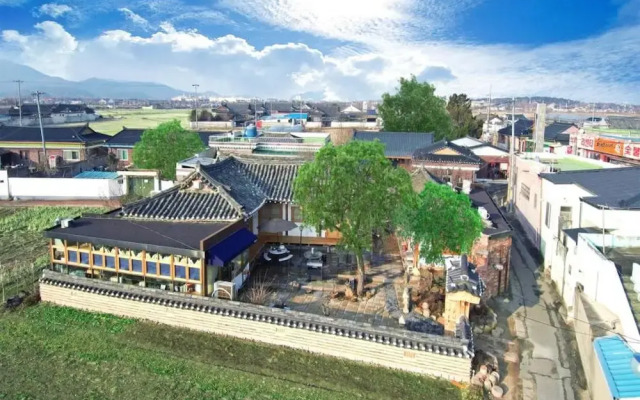 Gyeongju Hanokstay Hangbokhanzip