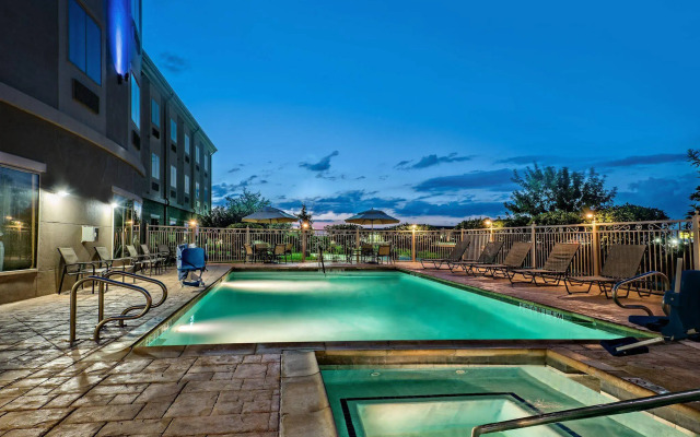 Holiday Inn Express & Suites Cotulla by IHG