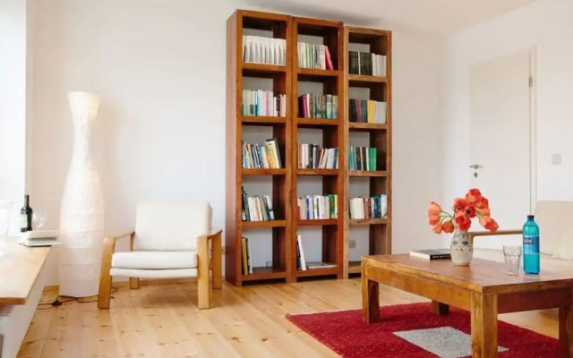 Bauhaus Holiday Apartment by the Lake