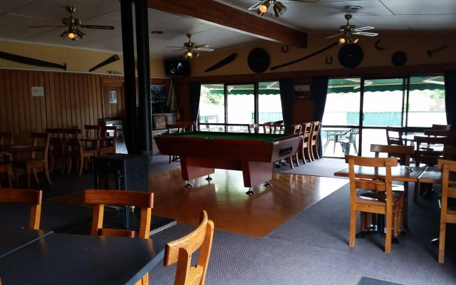 Mahoe Motel Bar n Grill