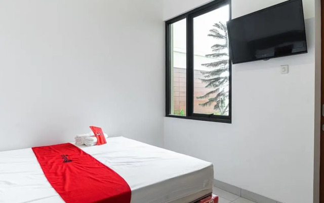 RedDoorz Plus @ EcoHome Citra Raya Tangerang