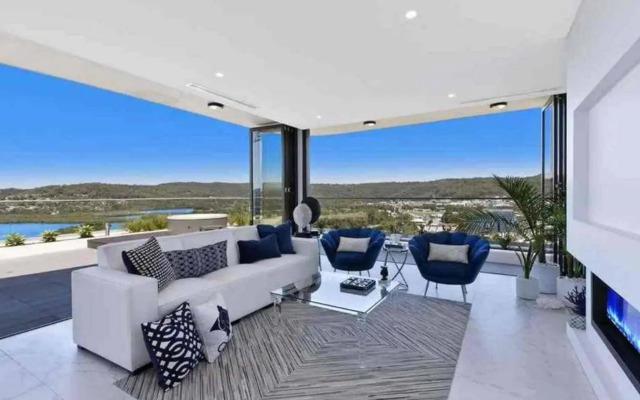 Stylish Penthouse with Views & Jacuzzi