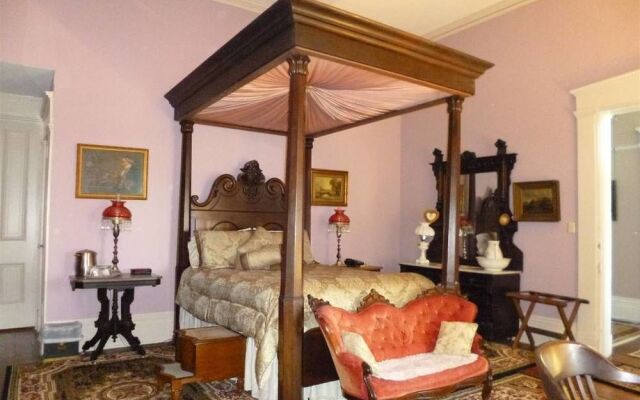 Corners Mansion Inn - A Bed & Breakfast