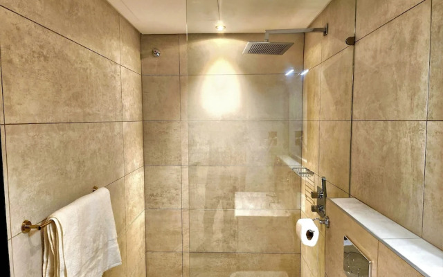 Elegant 2Bed Gem-5star Service-Pools-Gym