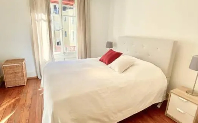 Your bright charming cocoon between lake and city