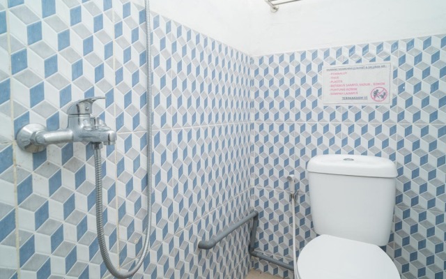 RedDoorz near RS Mitra Keluarga Waru