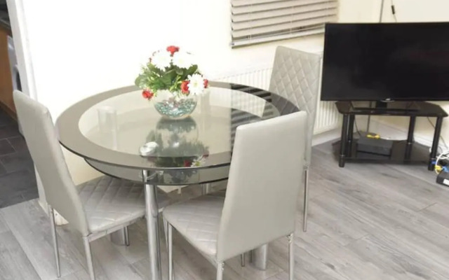 4 Bedroom House in Grays - Sleeps 6 & Parking