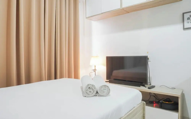 Cozy Studio Apartment with Super Single Bed at Springwood Residence