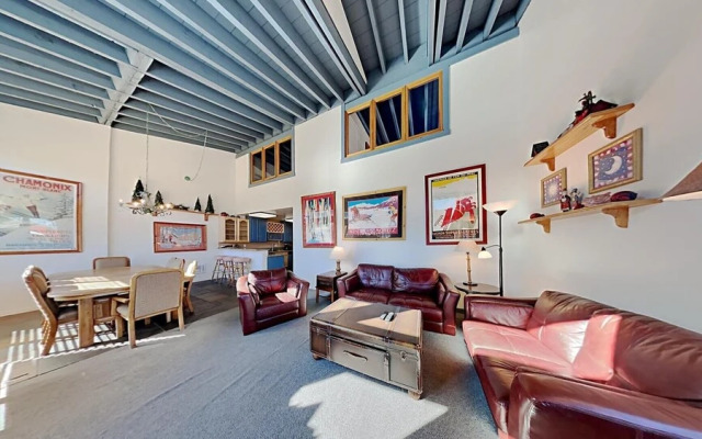 Large Upgraded 4 Bedroom Condo in Mammoth! Easy access To Hot Tubs, Pool, Sauna by RedAwning