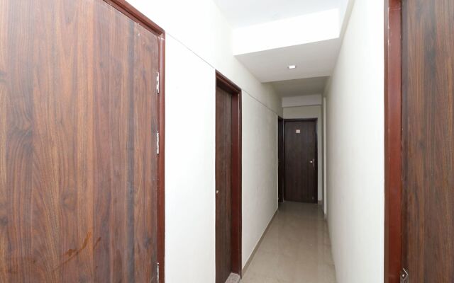 OYO 13301 Mayesha residency