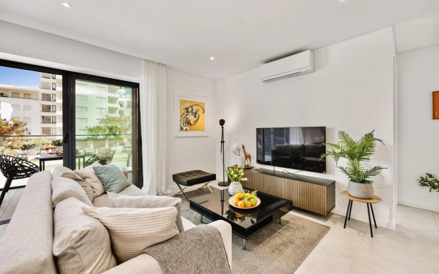 Luxorious Beachside Apartment with Pool
