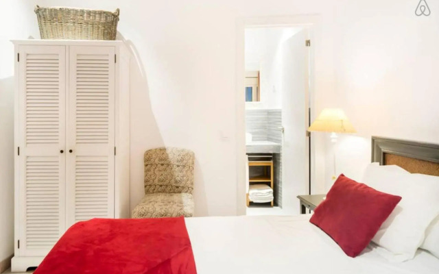 Explore a Walkable Neighborhood around a Comfy Apartment