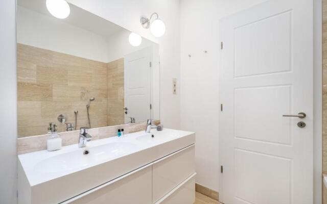 The Lion's Loft Apartment - 4BR & 3BA - Terrace - AC