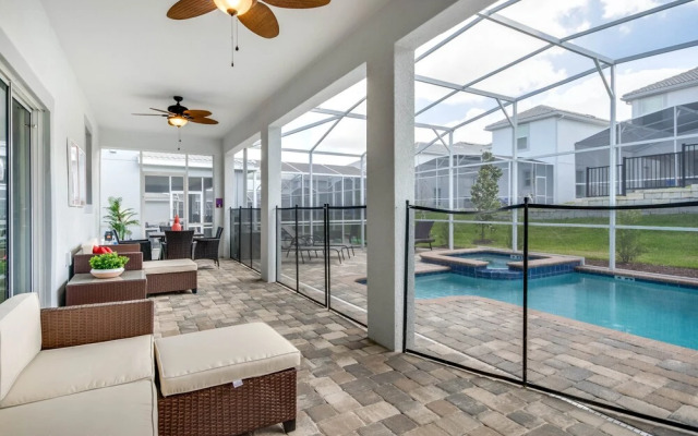 6 Bedroom, 6 Bath Pool Home