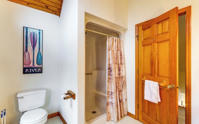 'sweet Serenity' Schroon Lake Family Retreat!