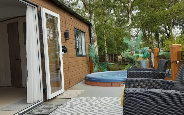 Impeccable 3-bed Cabin in Tattershall, UK