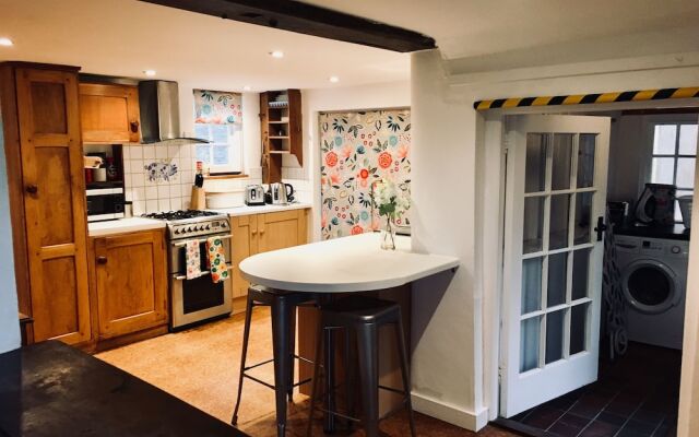 Danny Lodge | By Huluki Sussex Stays