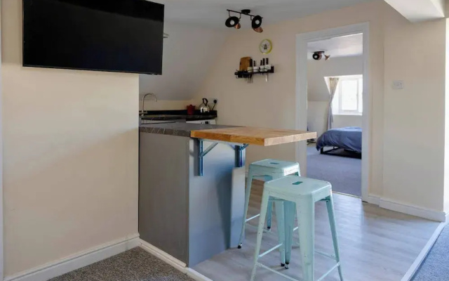 Cozy Corsham Apartment With 2 Bedrooms