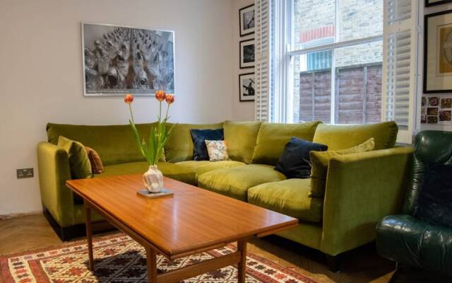 2 Bedroom West London Home With Excellent Connections