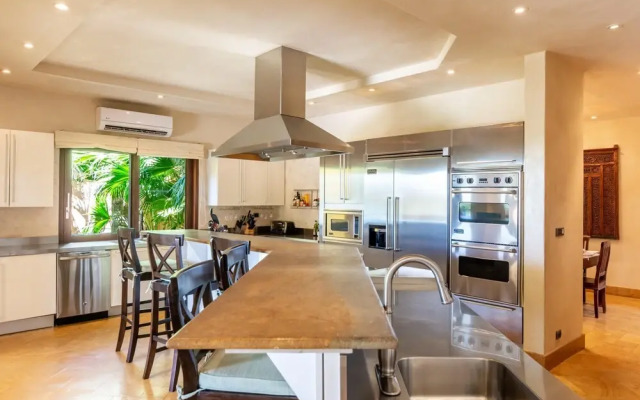Mediterranean-style Flamingo Mansion Offers the Ultimate in Beachfront Luxury