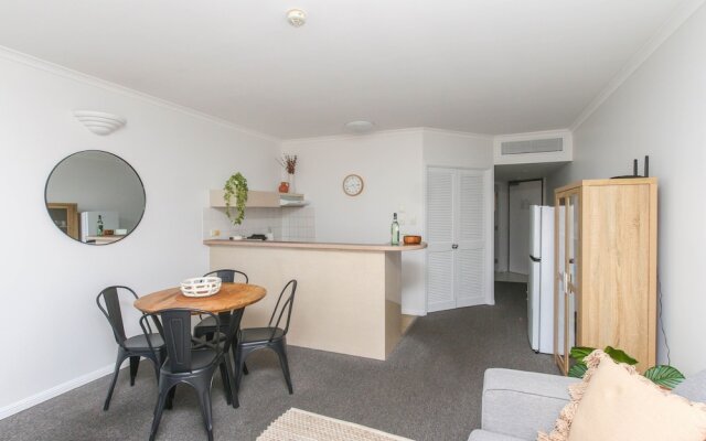 Inner City One Bedroom Apartment with Pool View 22
